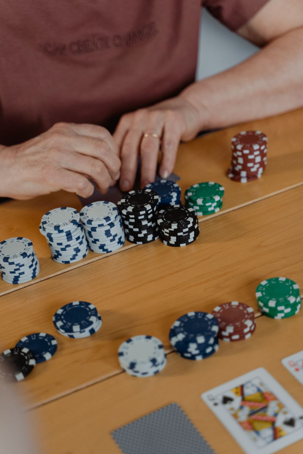 Chip dan kartu poker di meja permainan
