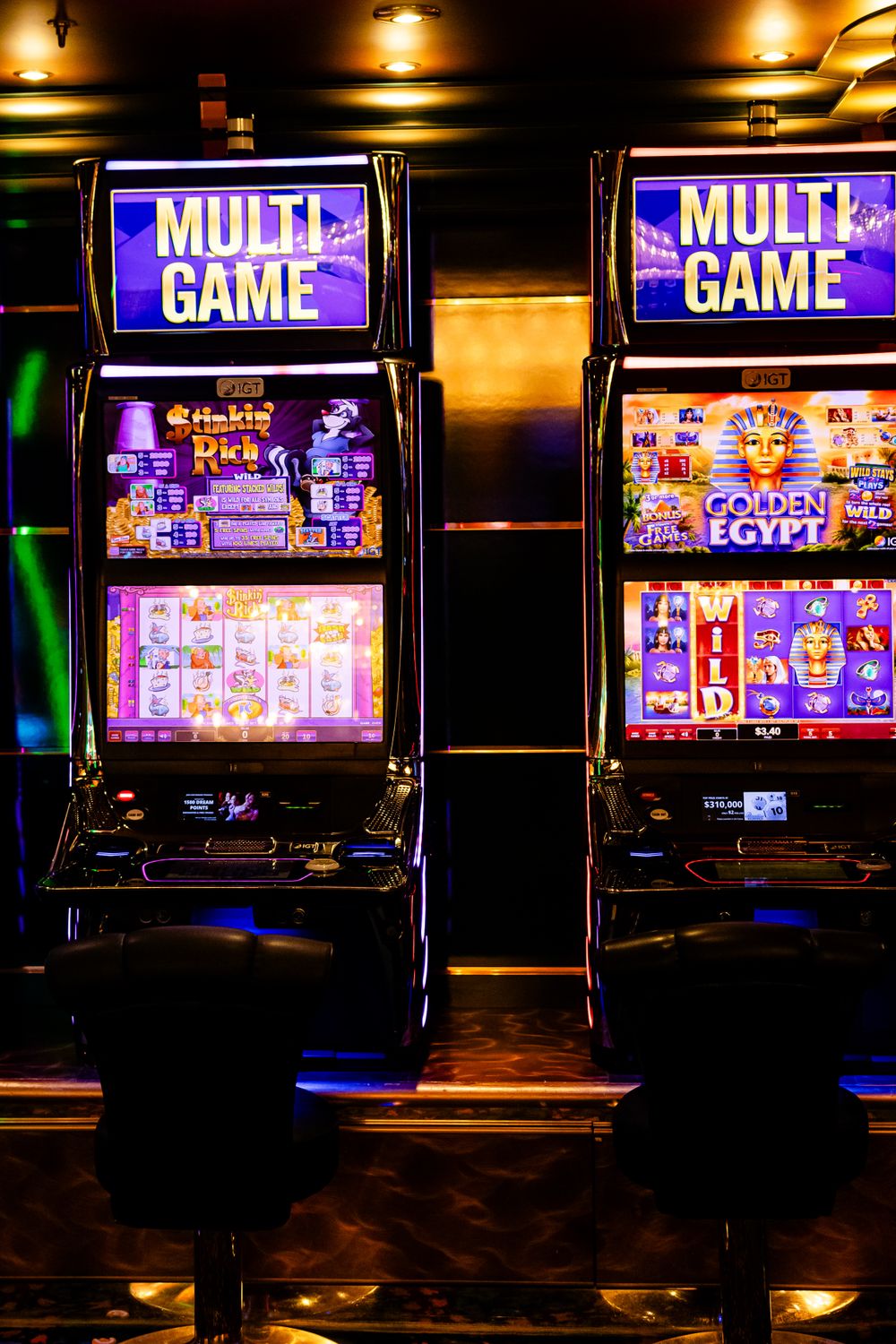 Barisan mesin slot warna-warni di kasino