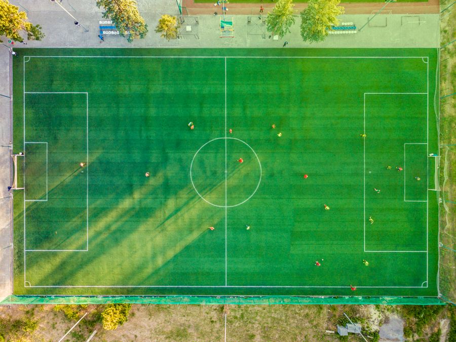 Bola sepak di atas lapangan hijau